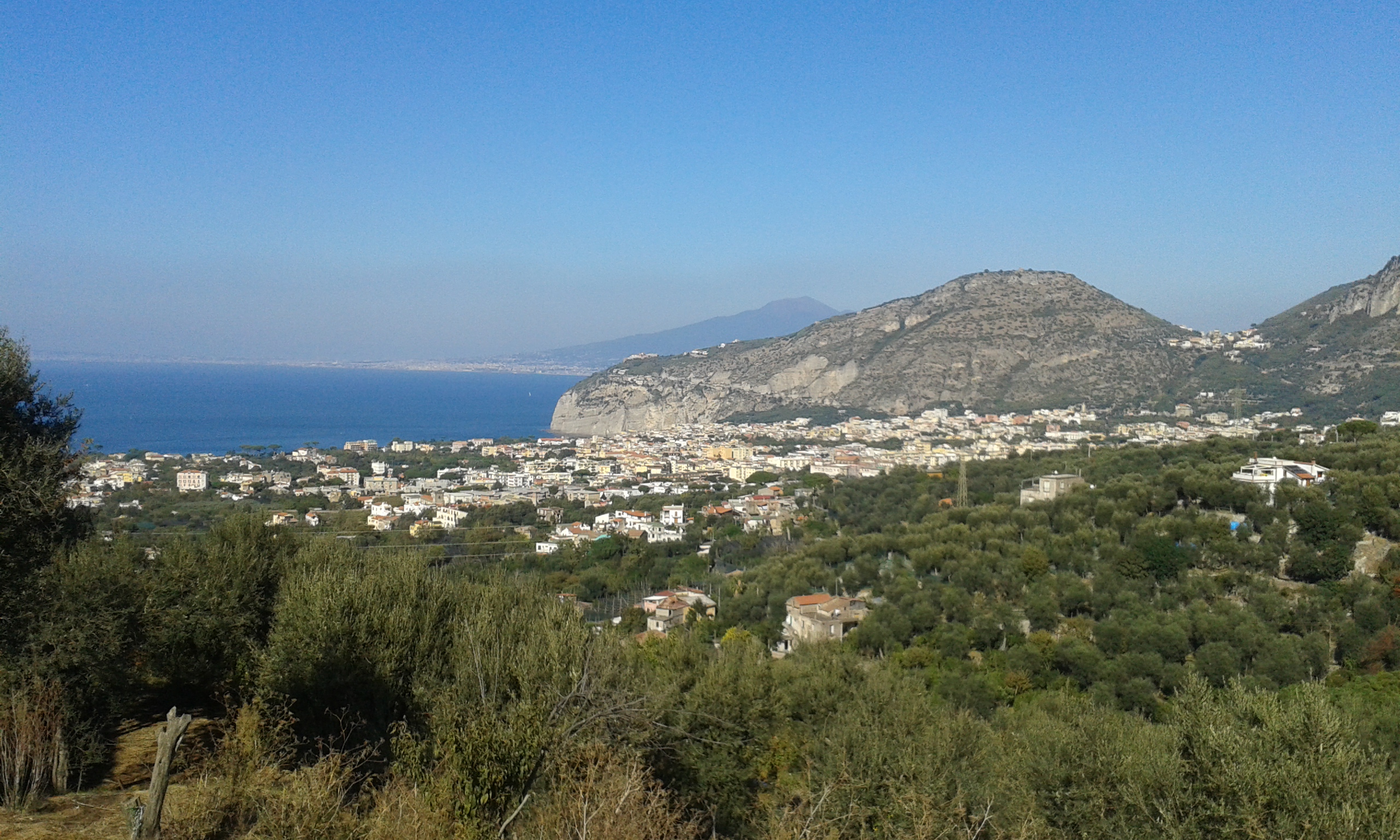 Photo prise depuis les collines autour de Sorrente - Au fond, le Vésuve