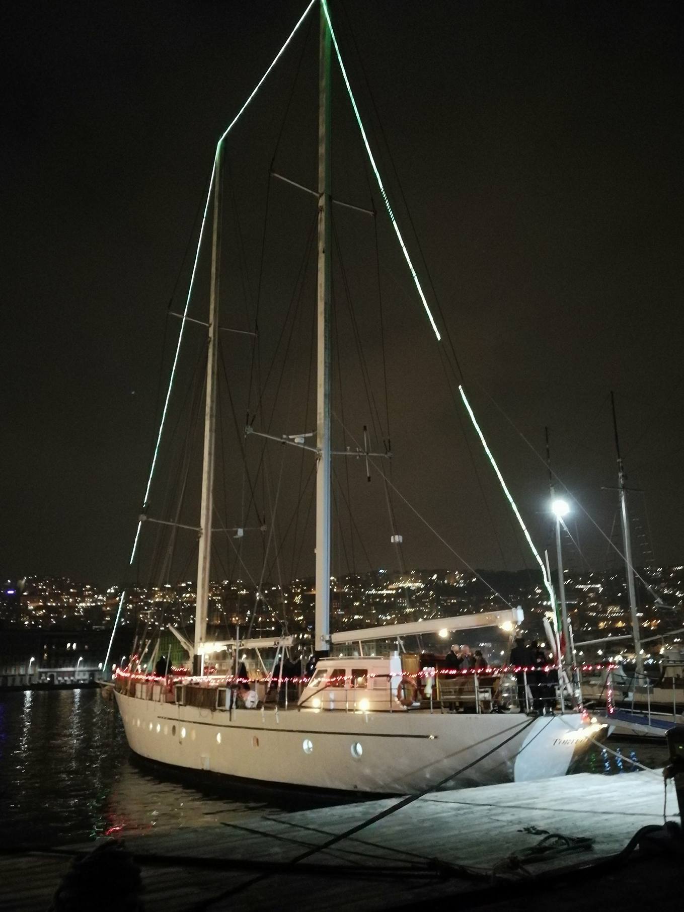 Voici le bateau ammarré au port 