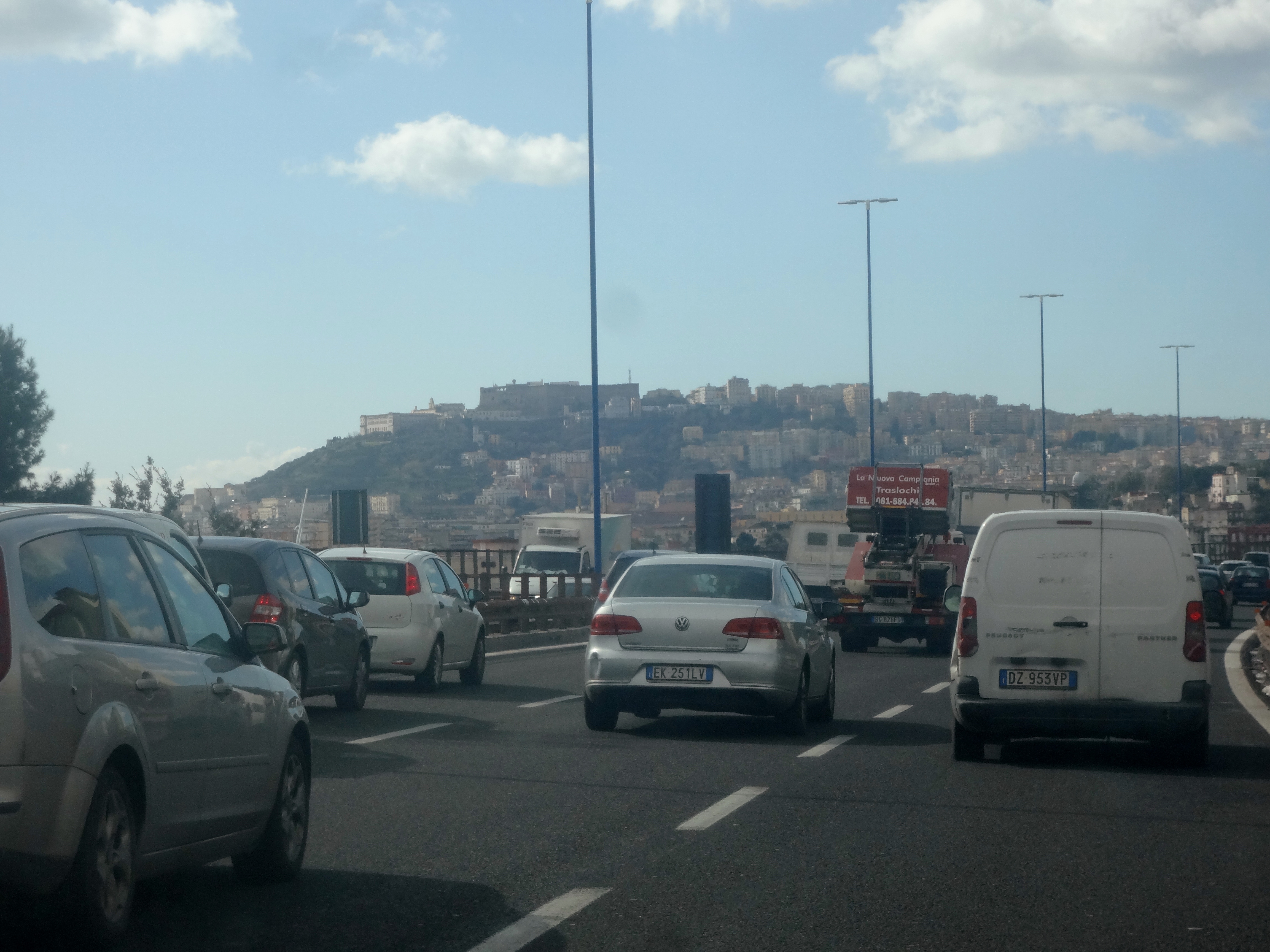 Arrivée à Naples - Au fond, la colline du Vomero et la Chartreuse de San Martino