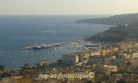 Le port de Mergellina, au fond le Capo di Posillipo